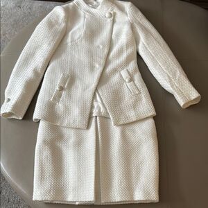 Matching Jacket & Skirt Suit in White Tweed Pattern. Size Medium.